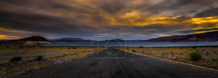Serenidad del desierto: 4K Ultra HD Imagen del camino del desierto que conduce a la orilla del lago con nubes al atardecer