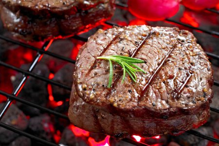 Gros plan 4K Ultra HD Image de steak de surlonge sur BBQ Grill - Photographie de stock