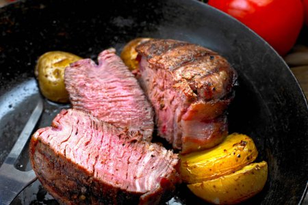 Gros plan 4K Ultra HD Image de steak de surlonge juteux grillé avec pommes de terre en assiette - Photographie de stock