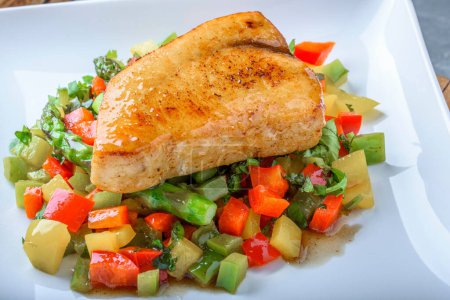 Gourmet Delight: Nahaufnahme von gegrilltem Gelbschwanzfisch mit angebratenem Gemüse in 4K Ultra HD