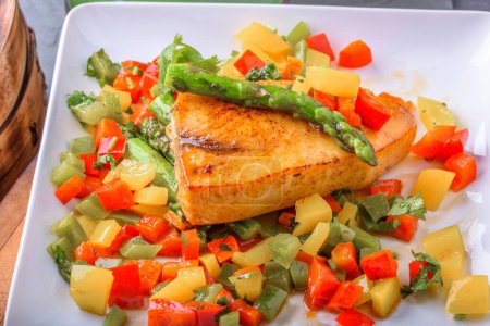 Gourmet Delight : Gros plan 4K Ultra HD Photo de poissons à queue jaune grillés avec légumes sautés