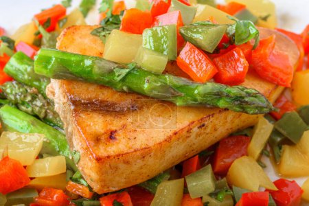 Gourmet Delight: Nahaufnahme von gegrilltem Gelbschwanzfisch mit angebratenem Gemüse in 4K Ultra HD