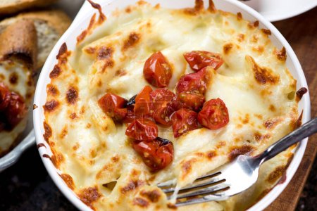 Téléchargez les photos : Cheesy Delight : Captivant 4K Ultra HD Photo de Macaroni au four avec fromage dans la casserole - en image libre de droit
