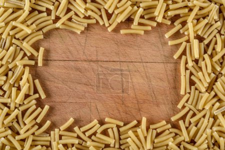 Perfection de pâtes : Captivante image 4K Ultra HD de l'arrangement de pâtes sur le conseil en bois