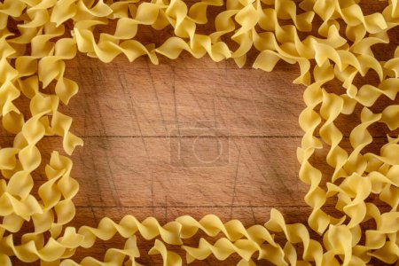 Perfection de pâtes : Captivante image 4K Ultra HD de l'arrangement de pâtes sur le conseil en bois