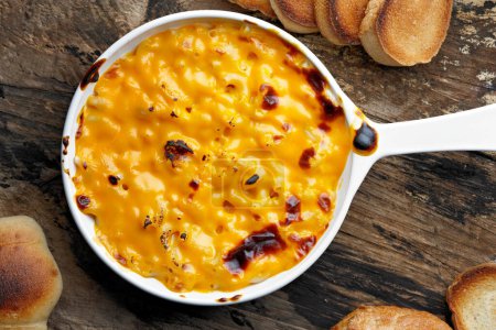Cheesy Delight: Fesselndes 4K-Ultra-HD-Bild von gebackenen Makkaroni mit Käse in der Pfanne