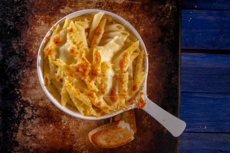 Cheesy Delight: cautivadora imagen 4K Ultra HD de macarrones al horno con queso en la sartén