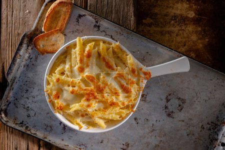 Cheesy Delight: Fesselndes 4K-Ultra-HD-Bild von gebackenen Makkaroni mit Käse in der Pfanne
