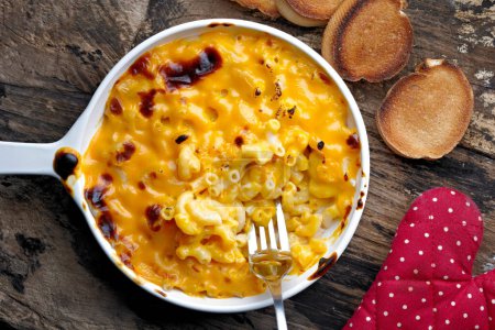 Cheesy Delight: cautivadora imagen 4K Ultra HD de macarrones al horno con queso en la sartén
