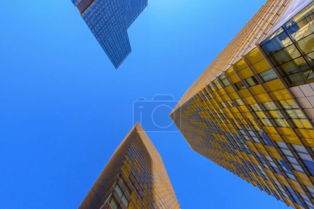 Paisaje urbano iluminado por el sol: cautivadora imagen 4K Ultra HD de edificios modernos y rascacielos