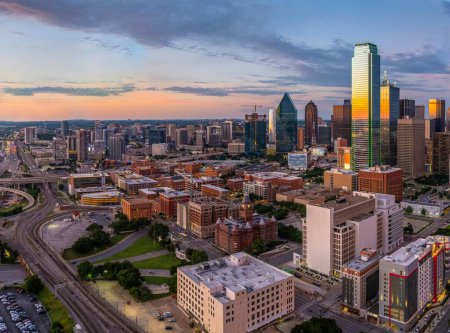 Evening Glow: cautivadora imagen 4K Ultra HD de Dallas, Texas Skyline al anochecer