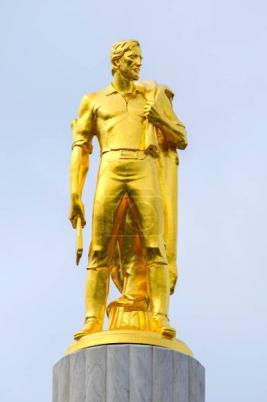 Icono de Oro: 4K Ultra HD Imagen del Hombre de Oro en la cima del Capitolio Estatal en Estados Unidos