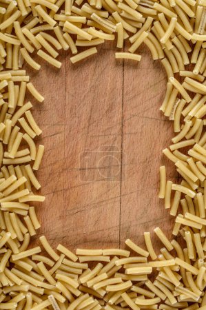 Pasta Perfection: Fesselndes 4K Ultra-HD-Bild von Pasta-Arrangement auf Holzbrett
