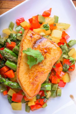 Gourmet Delight : Gros plan 4K Ultra HD Photo de poissons à queue jaune grillés avec légumes sauts