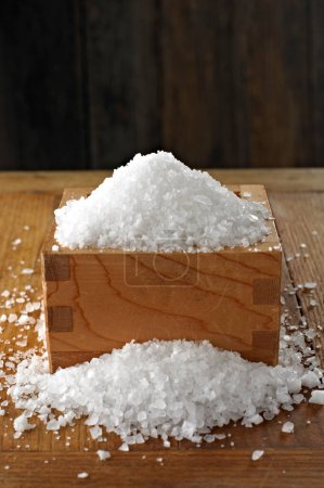 Récolte de sel naturel : Image ultra HD 4K captivante du sel de mer dans un emballage en toile de jute