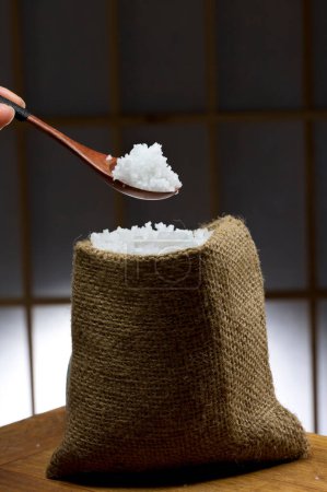 Récolte de sel naturel : Image ultra HD 4K captivante du sel de mer dans un emballage en toile de jute