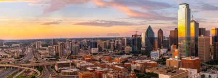 Evening Glow : Captivant 4K Ultra HD Photo de Dallas, Texas Skyline au crépuscule
