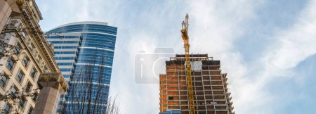 Paisaje urbano iluminado por el sol: cautivadora imagen 4K Ultra HD de edificios modernos y rascacielos