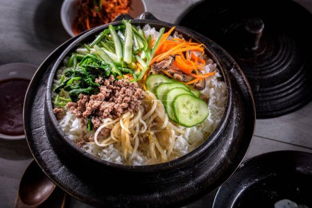 Exquisite Bi Bim Bap: Authentische koreanische Küche, 4K Ultra HD, prall gefüllt mit buntem Gemüse