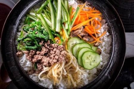 Exquisite Bi Bim Bap: Authentische koreanische Küche, 4K Ultra HD, prall gefüllt mit buntem Gemüse