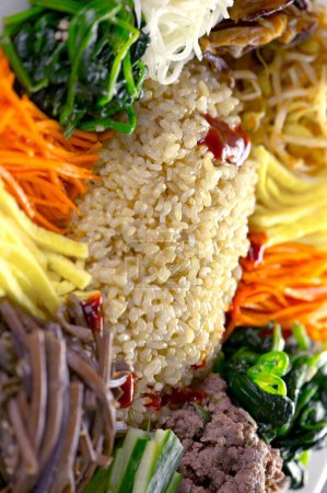 Gourmet Bi Bim Bap Delight: verduras vibrantes, arroz integral nutritivo, 4K Ultra HD