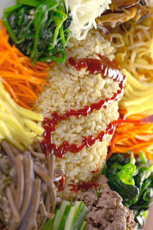 Gourmet Bi Bim Bap Delight: Lebendiges Gemüse, nahrhafter brauner Reis, 4K Ultra HD