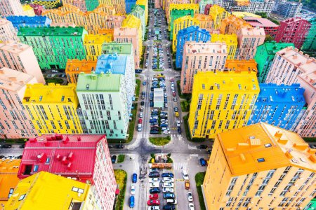 Farbige Regenbogenhäuser in 4K-Luftaufnahme