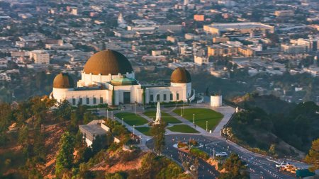 Téléchargez les photos : Morning Glory : Image aérienne 4K de Griffith Observatory surplombant Los Angeles - en image libre de droit