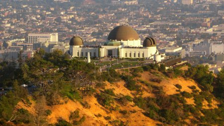 Téléchargez les photos : Morning Glory : Image aérienne 4K de Griffith Observatory surplombant Los Angeles - en image libre de droit