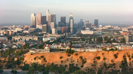 Morning Glow: Vista aérea 4K del estadio Dodgers y el centro de Los Ángeles