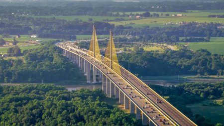 Puente sobre el agua: Vista aérea 4K del puente de St. Georges a través de Chesapeake y el canal de Delaware