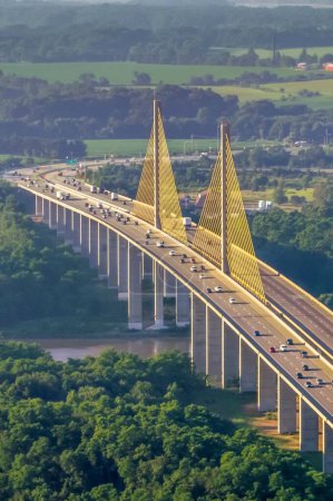 Puente sobre el agua: Vista aérea 4K del puente de St. Georges a través de Chesapeake y el canal de Delaware