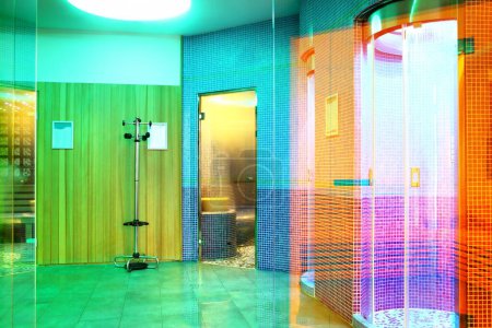 Entspannungsoase: Wellness-Center mit Bädern, Saunen und mehrfarbiger Beleuchtung (4K Image))