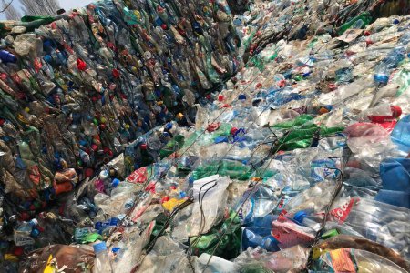 Foto de Sensibilización ambiental: Centro de recogida lenta de residuos plásticos con agua comprimida y botellas de soda (imagen 4K) - Imagen libre de derechos