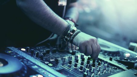 Dynamic DJ Set : Gros plan de pistes de mixage DJ méconnaissables avec lecteurs CD et mixeur 4 canaux à Dance Party (image 4K)