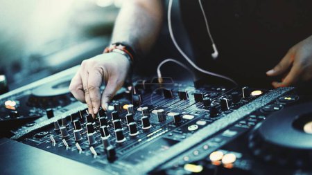 Dynamisches DJ-Set: Nahaufnahme unkenntlich gemachter DJ-Mischspuren mit CD-Player und 4-Kanal-Mischpult bei Tanzparty (4K-Bild))