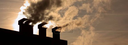 Industrieemissionen: Fabrikschornstein emittiert reines Kohlendioxid (4K-Bild))