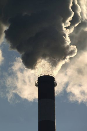 Industrieemissionen: Fabrikschornstein emittiert reines Kohlendioxid (4K-Bild))