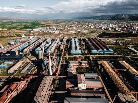 Perspectivas elevadas: Imagen 4K Ultra HD del área industrial con planta metalúrgica de aluminio
