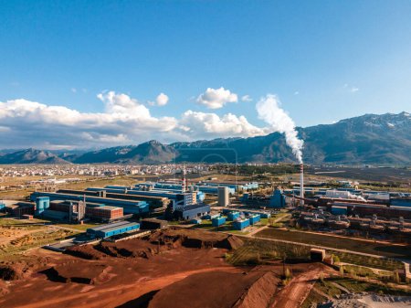 Erhöhte Perspektiven: 4K Ultra-HD-Bild des Industriegebiets mit Aluminiumhüttenwerk