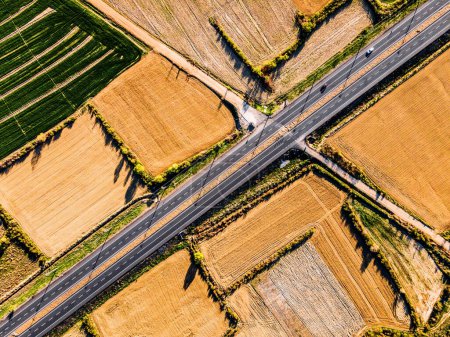 Highway Through the Heartland: 4K Ultra-HD-Aufnahme aus der Luft über mehrspurige Autobahn inmitten landwirtschaftlicher Felder