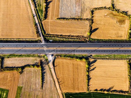 Carretera a través del corazón: 4K Ultra HD imagen de la vista aérea sobre la carretera de varios carriles en medio de campos agrícolas