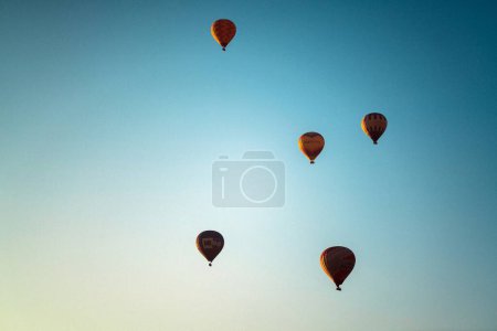Faszinierender Sonnenaufgang: 4K Ultra-HD-Bild von Heißluftballons über Kappadokiens Tal