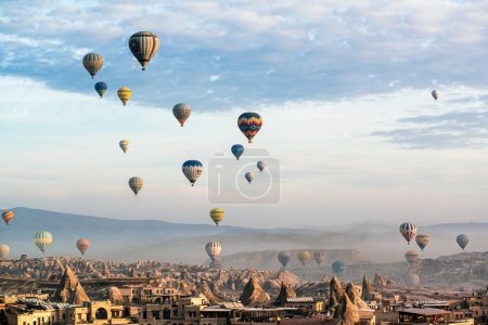 Téléchargez les photos : Vol hypnotisant au lever du soleil : Image 4K Ultra HD de montgolfières au-dessus de la vallée de la Cappadoce - en image libre de droit
