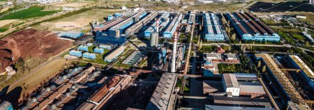 Perspectivas elevadas: Imagen 4K Ultra HD del área industrial con planta metalúrgica de aluminio