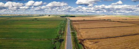 Highway Through the Heartland: 4K Ultra-HD-Aufnahme aus der Luft über mehrspurige Autobahn inmitten landwirtschaftlicher Felder