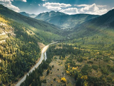 Forest Road: Vista aérea de la carretera a lo largo del Bosque Nacional Willamette en Estados Unidos - 4K Ultra HD Photo