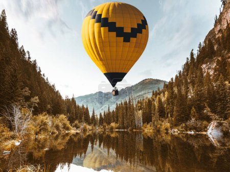  Spektakulärer Himmel: Gelber Heißluftballon schwebt in 4K Ultra HD über Colorado