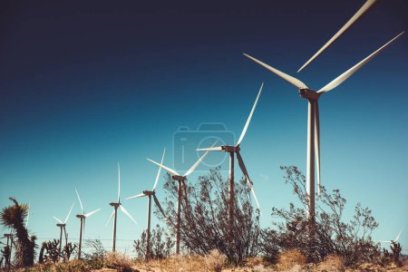 Erneuerbare Energien Eleganz: Windkraftanlage an einem sonnigen Tag in Kalifornien in 4K Ultra HD