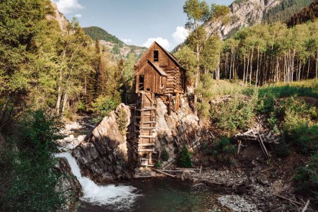 Hidden Juwel: Verlassene Hütte und Wasserfall in 4K Ultra HD Drohnenbild